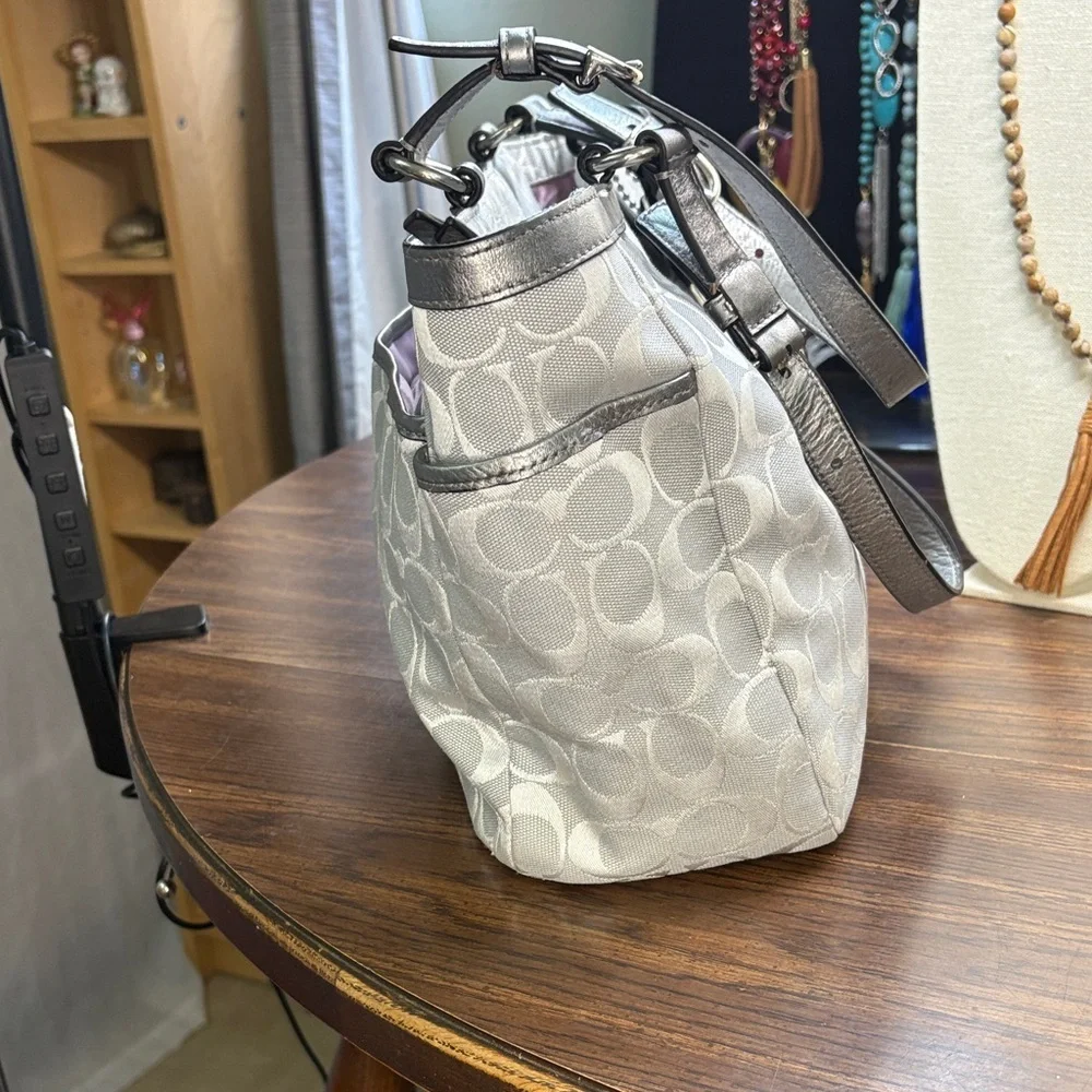 Coach Signature Tote Shoulder Bag in Silver and Cream - Picture 4 of 9